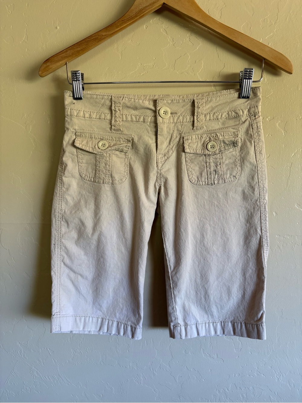 Y2K Vintage Low Rise Long Inseam Knee Length Bermuda Shorts Tan Khaki Size 1